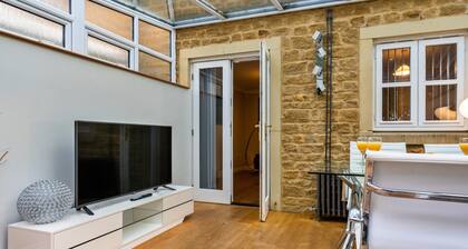 Bright Countryside Cottage for Couple