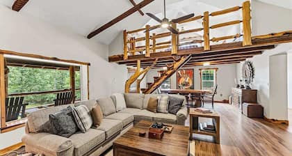 Secluded Log Cabin | Fire Pit | 10 Mins to Eureka