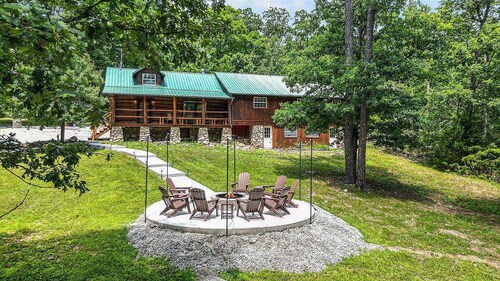 Secluded Cabin | Fire Pit | 10 Min to Town