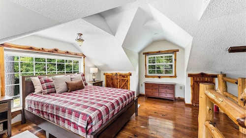 Secluded Log Cabin | Fire Pit | 10 Mins to Eureka
