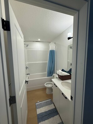 Room, 1 Bedroom | Bathroom - Room-kingsway-downtown Luxury Retreat (Edmonton)