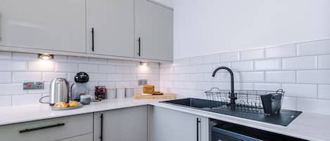 Appartamento, 2 letti matrimoniali, cucina, lato spiaggia | Cucina privata | Macchina per caffè espresso, frigorifero con congelatore, microonde