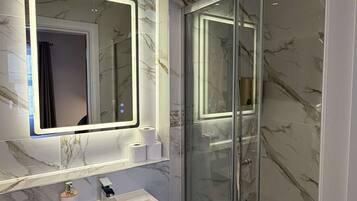 Familienzimmer (Connected) | Badezimmer