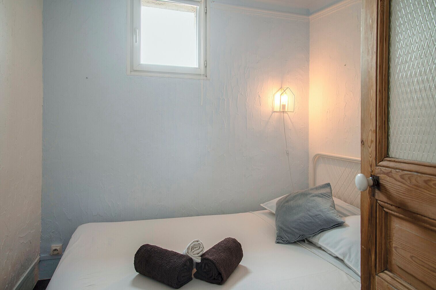 1 quarto, ferros/tábuas de passar roupa, roupa de cama