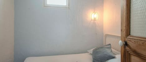 1 quarto, ferros/tábuas de passar roupa, roupa de cama