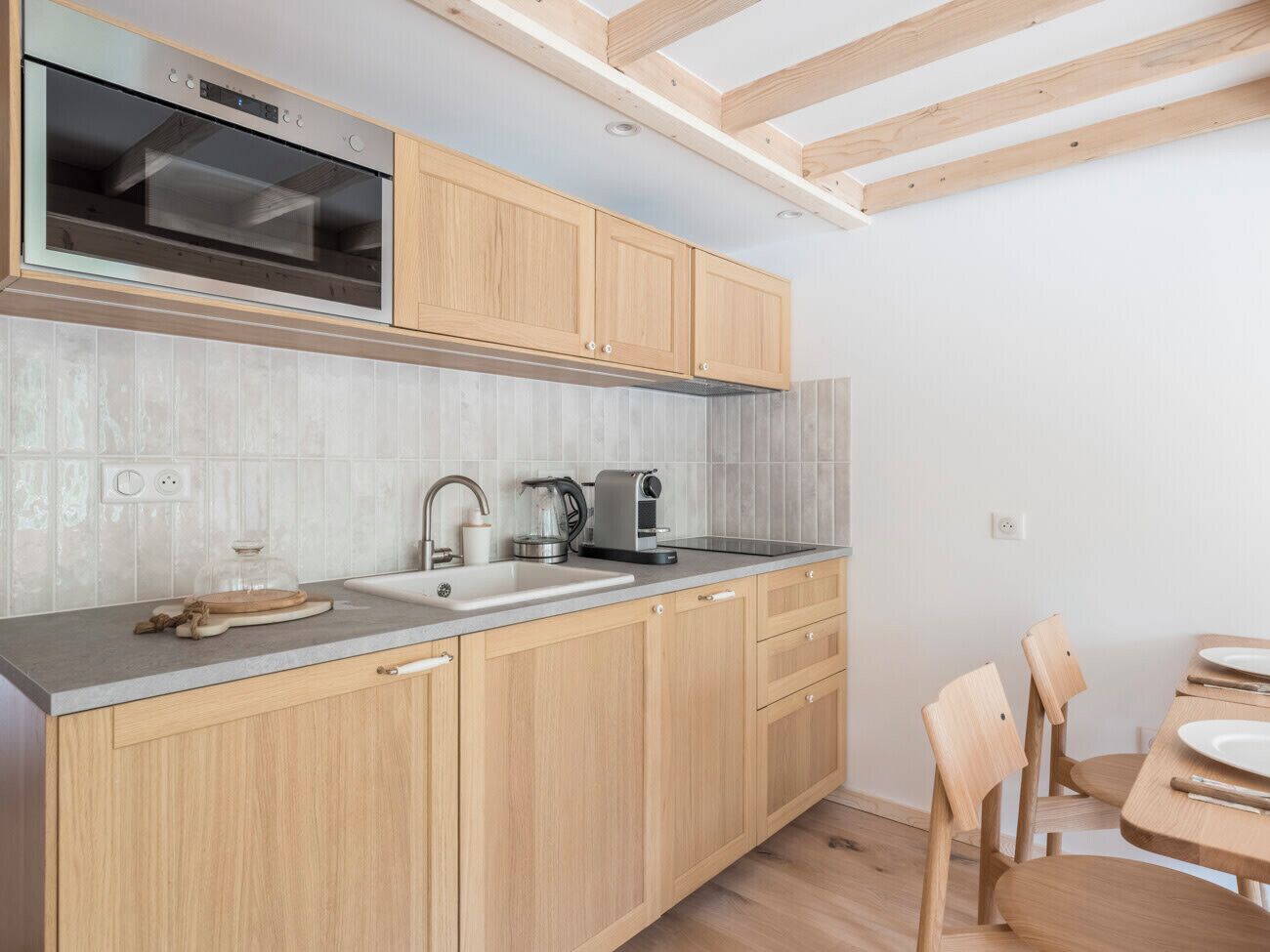 Wasserkocher mit Kaffee-/Teezubehör, Kühlschrank, Mikrowelle