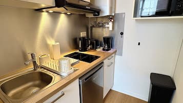Cafetière/bouilloire, réfrigérateur, micro-ondes