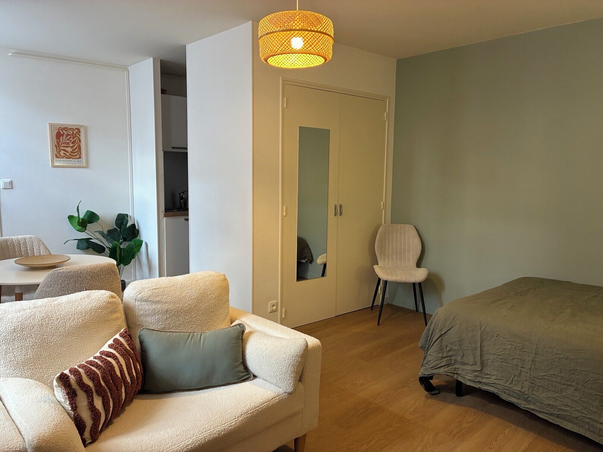 Tabla de planchar con plancha, wifi y ropa de cama 