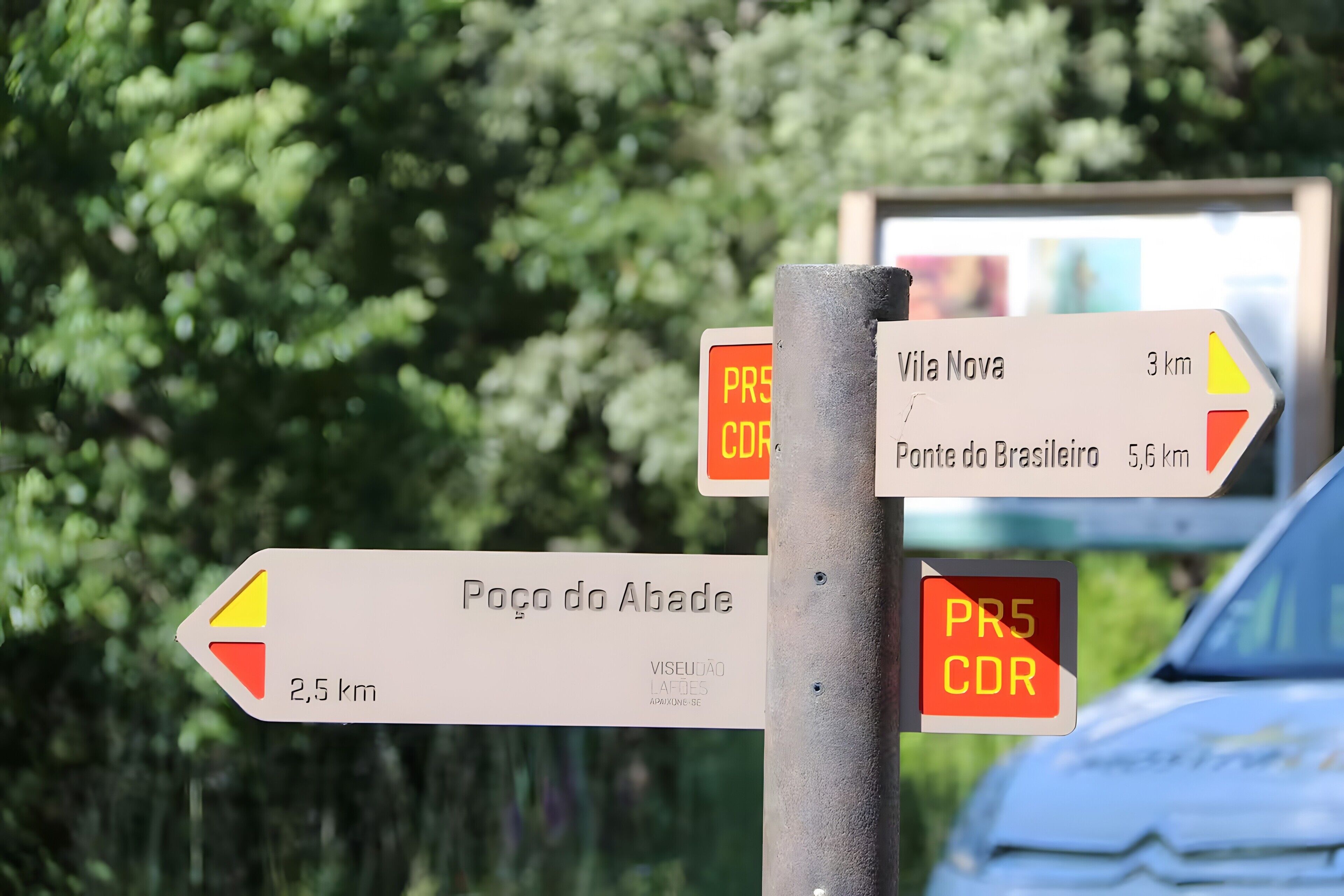 Panneaux indicateurs indiquant les directions et les distances vers Vila Nova et Ponte do Brasil.