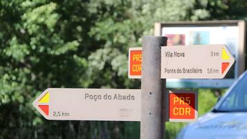Panneaux indicateurs indiquant les directions et les distances vers Vila Nova et Ponte do Brasil.