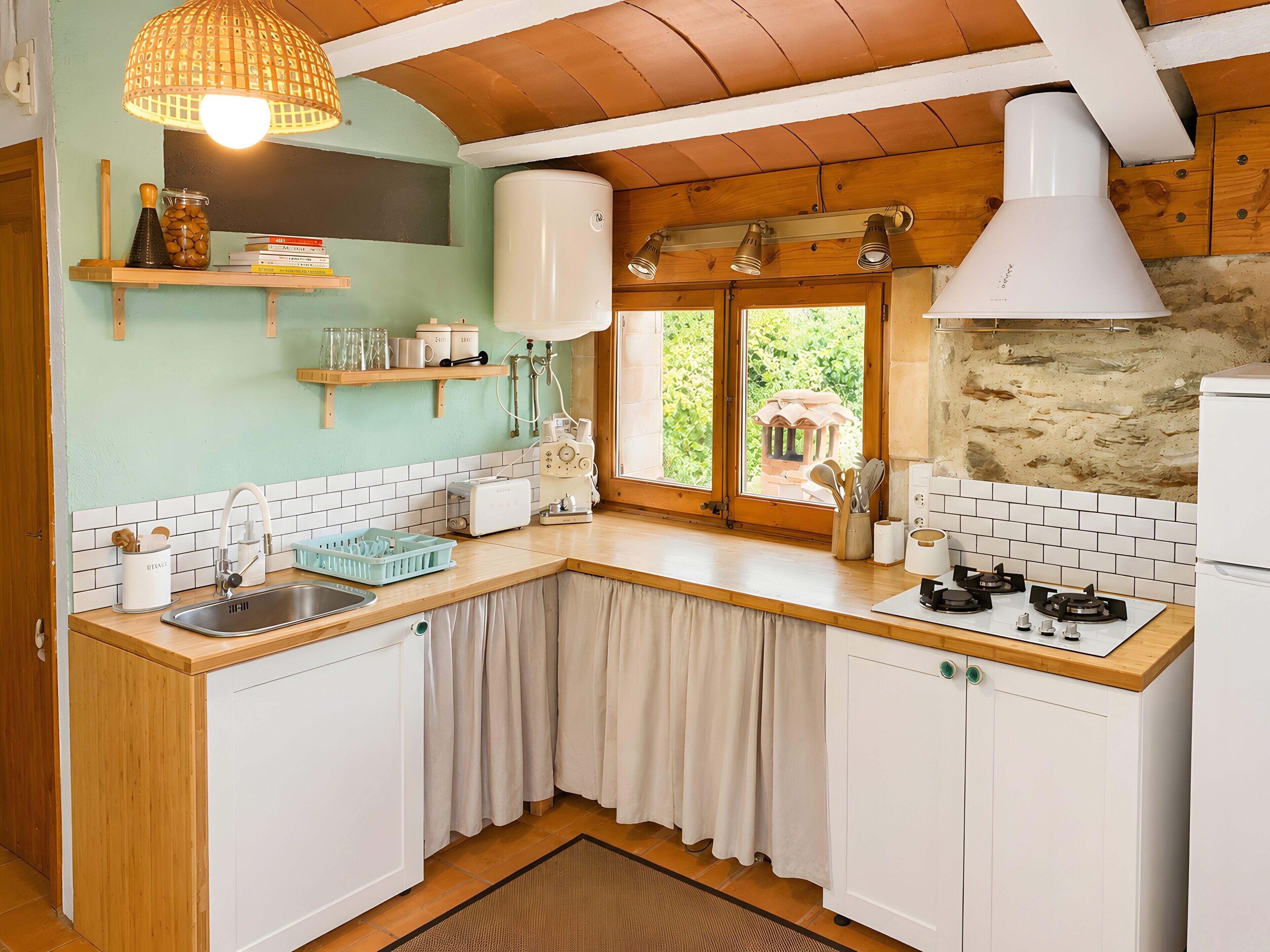 Cafetera o tetera, frigorífico, placa de cocina y hervidor eléctrico