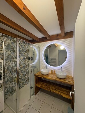 Dusche, Haartrockner, Toilettenpapier