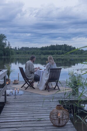 A couple dining at a wooden dock with a lake view. - Private Historic Lakeside Villa, 30 Min from Helsinki (Sipoo)