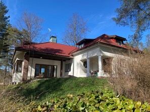 A two-story house with a red-tiled roof, a covered porch, and a landscaped garden. - Private Historic Lakeside Villa, 30 Min from Helsinki (Sipoo)