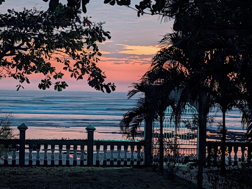 La Casa de la Playa - Oceanfront - Sleeps 11