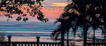 La Casa de la Playa - Oceanfront - Sleeps 11