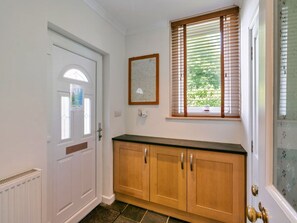A hallway with a white door, a framed picture on the wall, and a window with blinds. - Premium Meadow Lodge in Errol (Chulmleigh)
