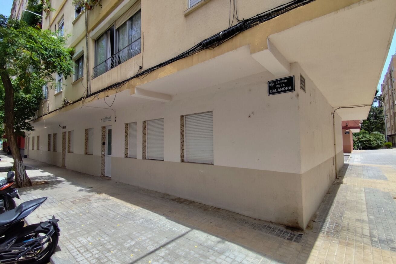 A building with a sign reading 'Carrer de la Balandra.'