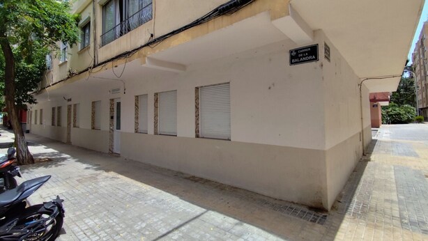 A building with a sign reading 'Carrer de la Balandra.' - Travel Habitat Marchalenes Apartment - 3 BedRooms (Valencia)