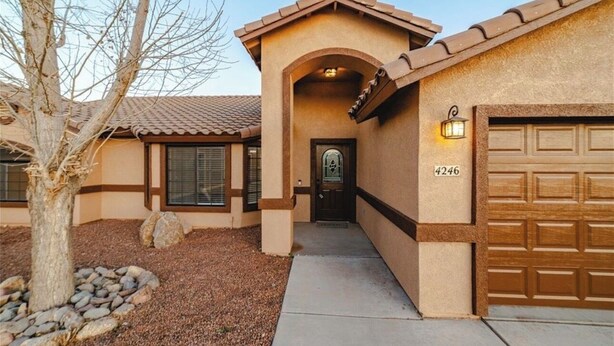 A residential house with a garage, a front door, and a mailbox. - Desert Oasis route 66 (Kingman)