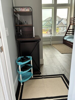Iron/ironing board, free WiFi, bed sheets - Cozy Suite near Mundy Park (Coquitlam)