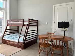1 habitación, tabla de planchar con plancha, wifi gratis y ropa de cama