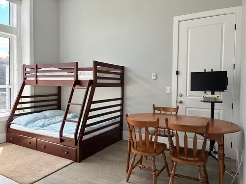 Cozy Suite near Mundy Park | High Ceilling | Bunk | Self Check-In | Free Parking