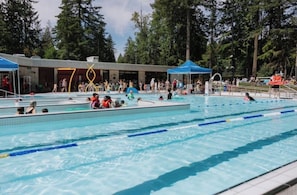 Outdoor pool, a heated pool - Cozy Suite near Mundy Park (Coquitlam)