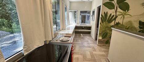 Kamar Double Superior, pemandangan kebun | Dapur pribadi | Lemari es besar, oven, kompor, dan peralatan masak/sendok-piring