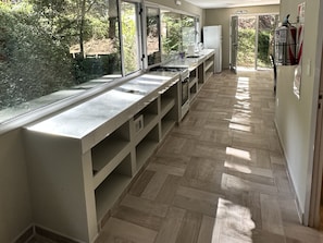 Una cocina con una encimera amplia, un refrigerador y una estufa a gas.