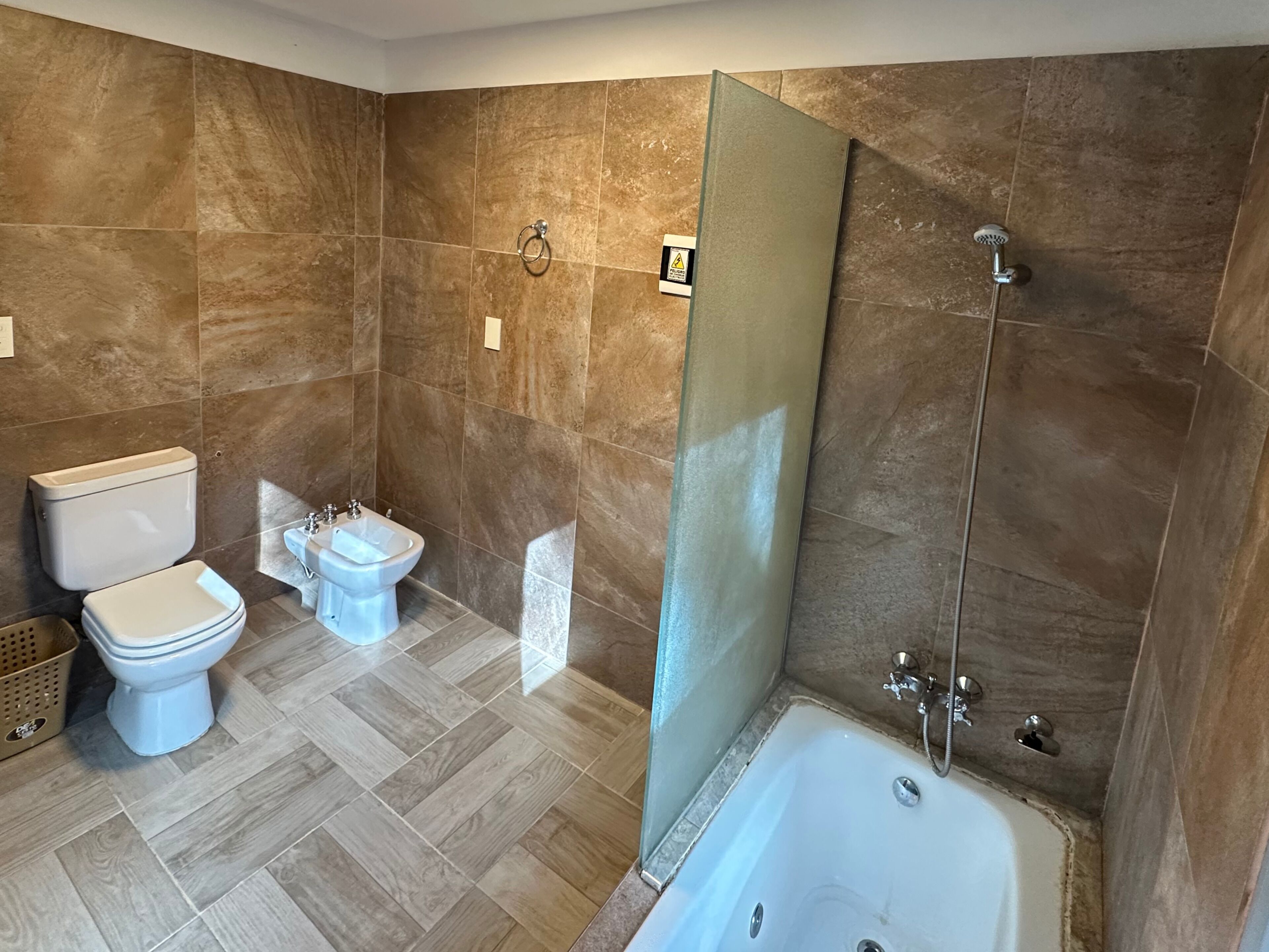 Habitación triple superior, vista al jardín | Baño | Amenidades de baño gratuitas, secadora de cabello, toallas, jabón 