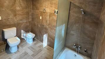 Habitación triple superior, vista al jardín | Baño | Amenidades de baño gratuitas, secadora de cabello, toallas, jabón
