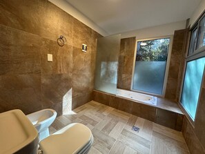 Superior Triple Room, Garden View | Bathroom | Free toiletries, hair dryer, towels, soap - Eco Lodge de la Selva (San Salvador de Jujuy)