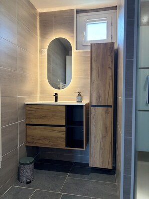 Dusche, Haartrockner, Handtücher, Seife