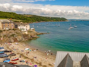 A coastal beach with boats, a sandy shore, and buildings. - Cawsand Waterfront House With Pool (Torpoint)