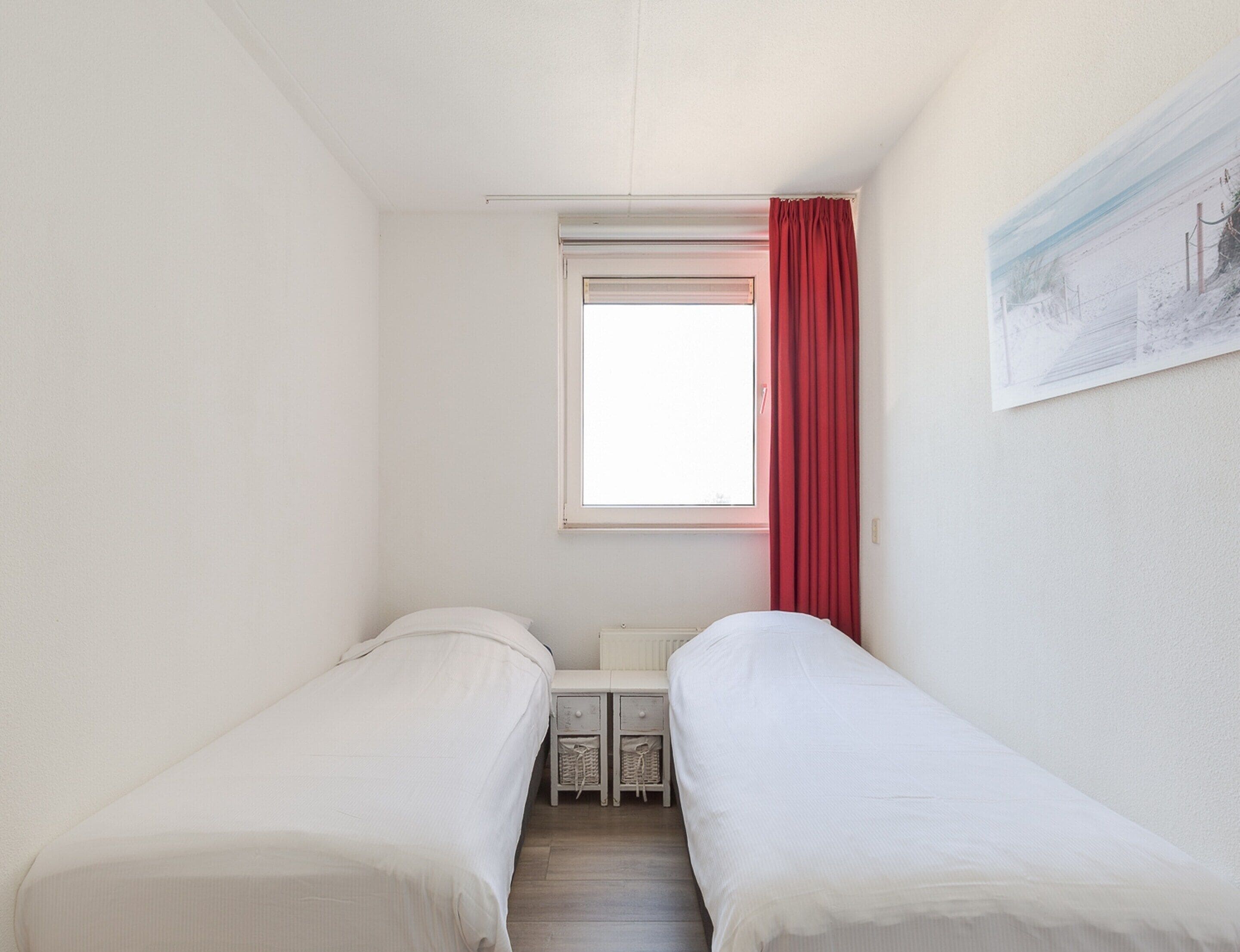 Departamento | 2 habitaciones, tabla de planchar con plancha y muebles diferentes 
