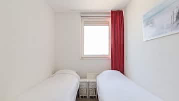 Departamento | 2 habitaciones, tabla de planchar con plancha y muebles diferentes