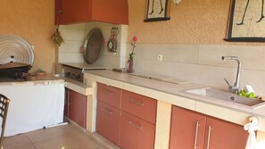 A compact kitchen with a stove, sink, and cabinets. - Villa 'Latour' with Wi-Fi and Air Conditioning (Latour-Bas-Elne)