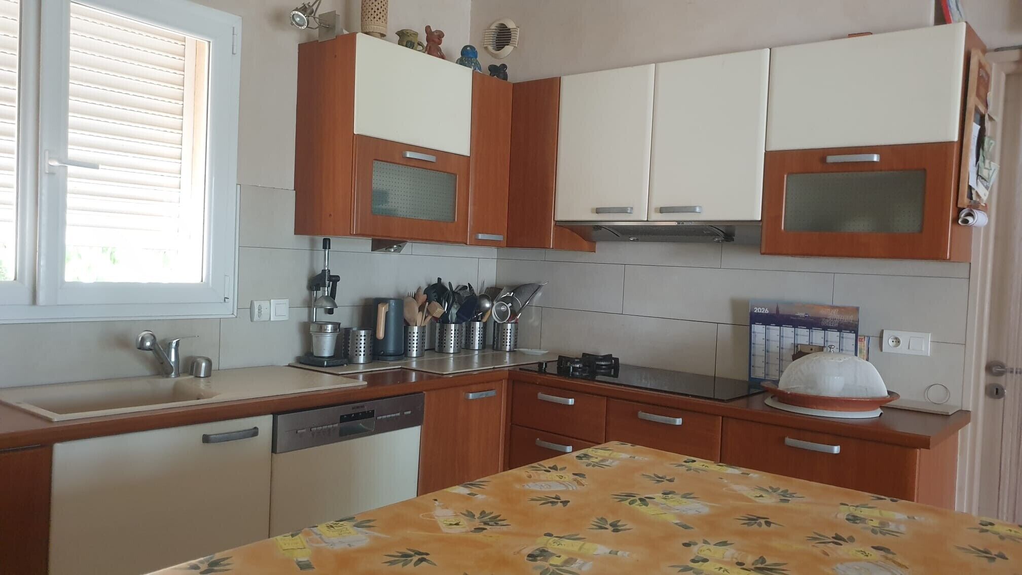 Cafetera o tetera, frigorífico, microondas y horno