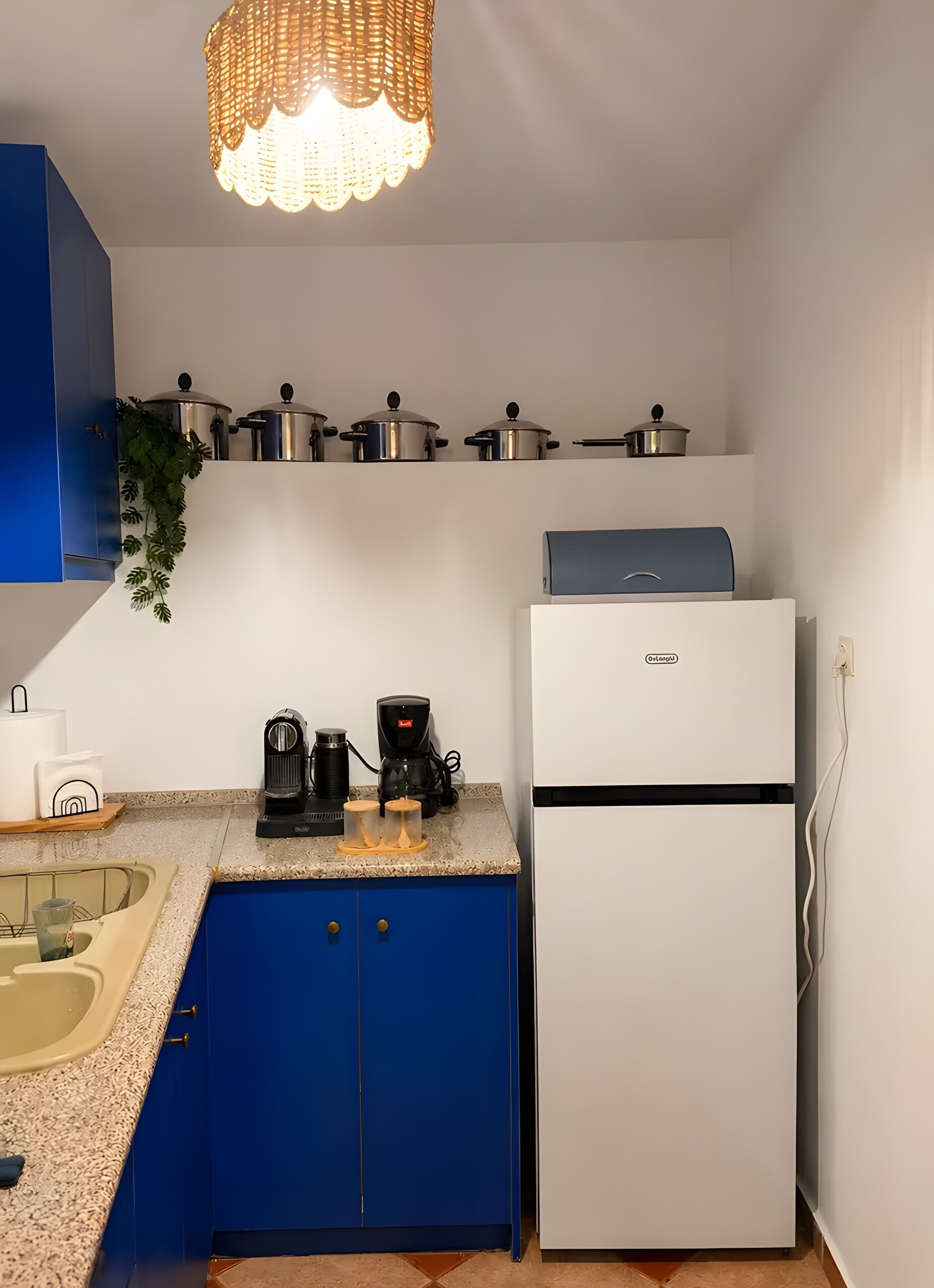 Een koffiezetapparaat/waterkoker, een koelkast, een microgolfoven