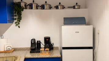 Een koffiezetapparaat/waterkoker, een koelkast, een microgolfoven