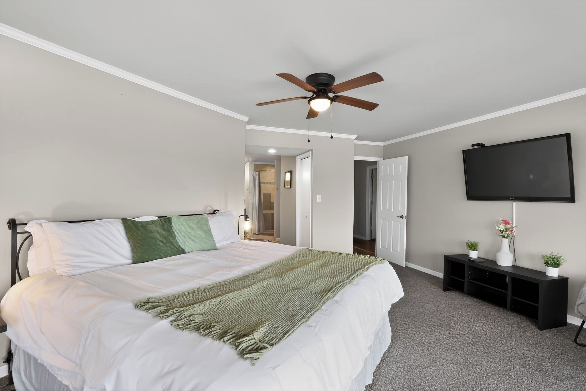 4 bedrooms, desk, iron/ironing board, WiFi (free)