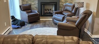 Spacious 6BR Pocono Retreat / 5 Min to Lake Wallenpaupack./ Sleeps 12 / 3 pools