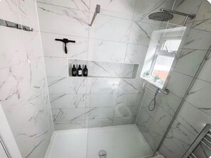 Combined shower/tub, deep soaking tub, towels