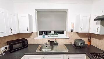 Een koelkast, een magnetron, een oven, een kookplaat