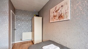 Bungalow | 2 bedrooms, laptop workspace, iron/ironing board - Holiday Home in Seaside Town of Prestatyn (Prestatyn)