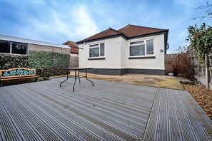 Bungalow | Balcony - Holiday Home in Seaside Town of Prestatyn (Prestatyn)