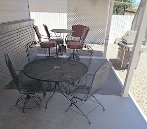 Outdoor dining - Charming Cozy Rambler 3 Bedroom 4 beds 2 bath with Hot Tub and Wheelchair Access (Vernal)