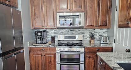 Charming Cozy Rambler 3 Bedroom 4 beds 2 bath with Hot Tub and Wheelchair Access
