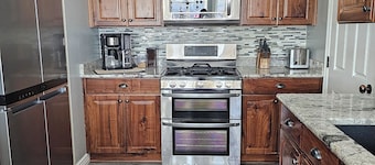 Charming Cozy Rambler 3 Bedroom 4 beds 2 bath with Hot Tub and Wheelchair Access